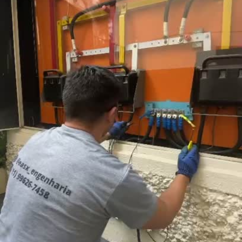 Engenheiro avaliando sistema elétrico para acréscimo de carga